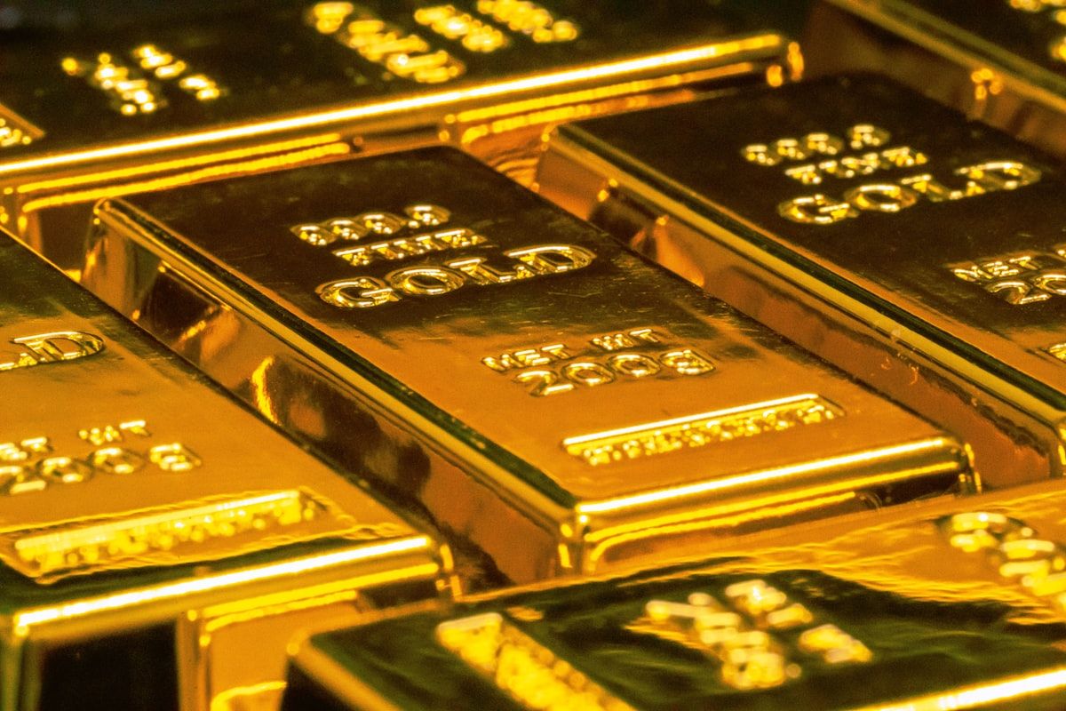 Gold at $2,400 — Momentum or Top? Reading the COT Report